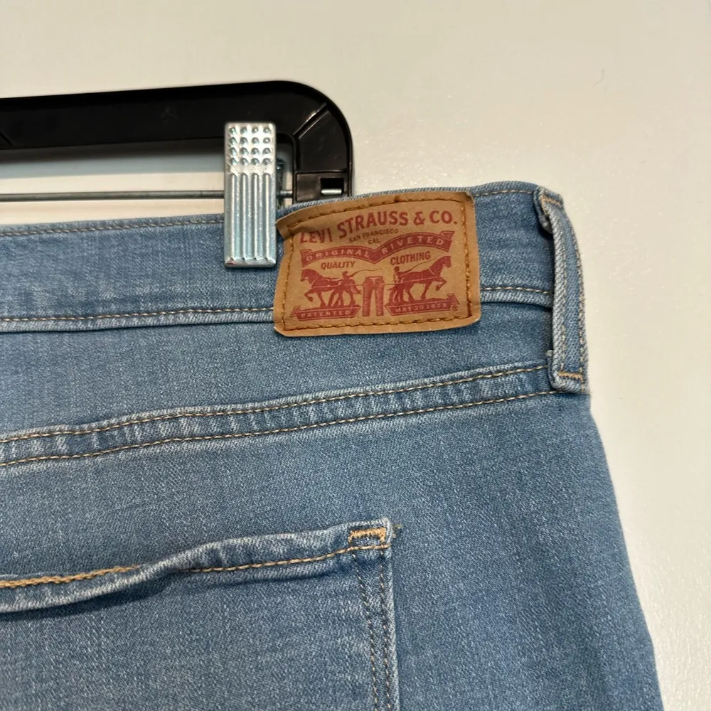 Lee Women’s Sz: 34 311 Shaping Skinny Capri. Medium Wash. Stretchy. 5 Pockets. - Image 10