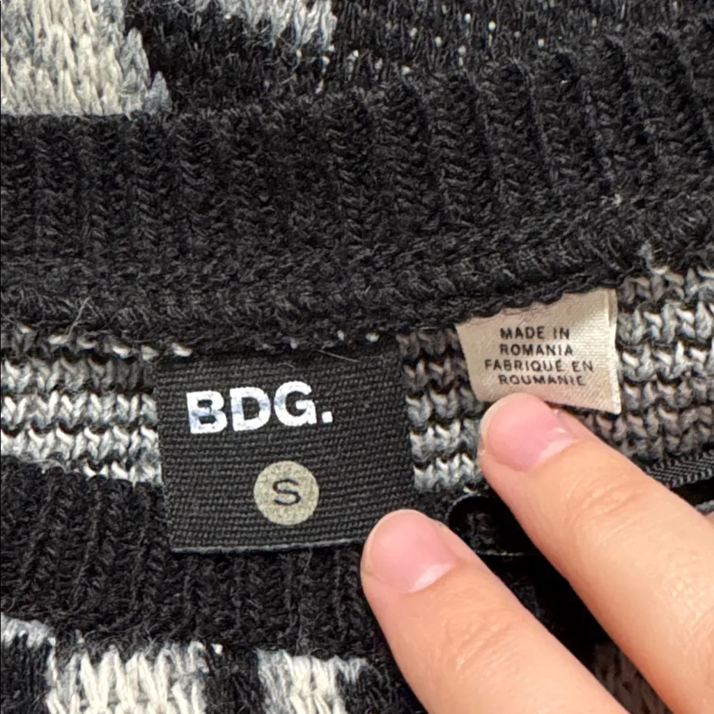 Urban Outfitters BDG Black and Gray Geometric Aztec Crewneck Hi-Lo Sweater sz S - Image 7