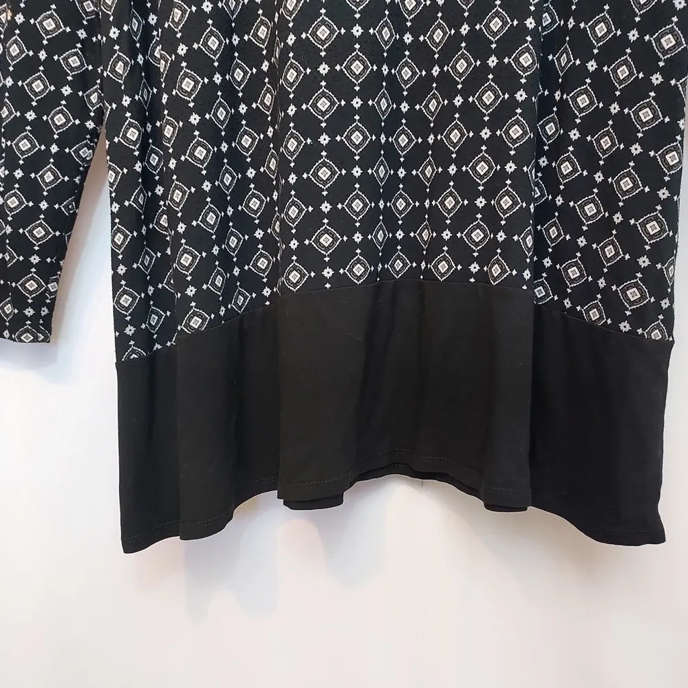 J. JILL Wearever Collection Black White Gray Geometric Pattern Tunic Blouse Top - Image 4