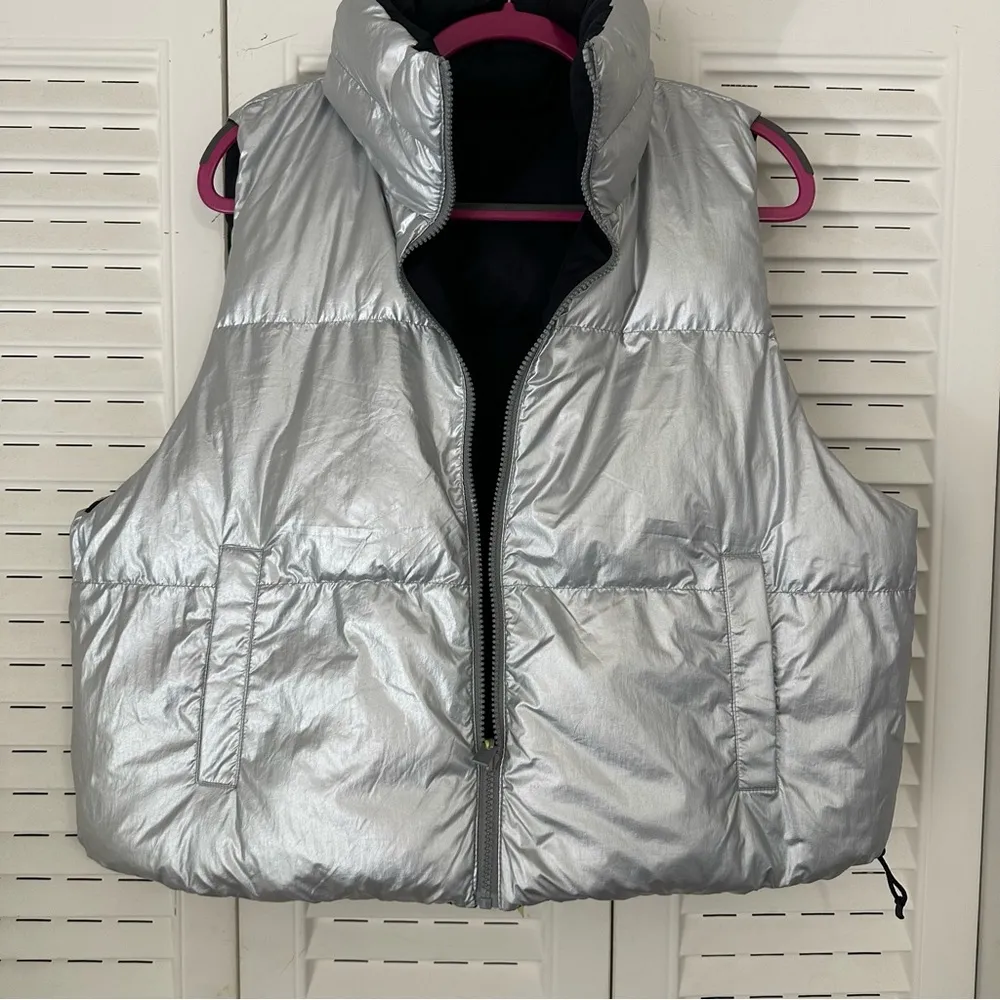 All in Motion Women's XL Black & Silver Reversible Snow Sport Short Puffer Vest - Image 3