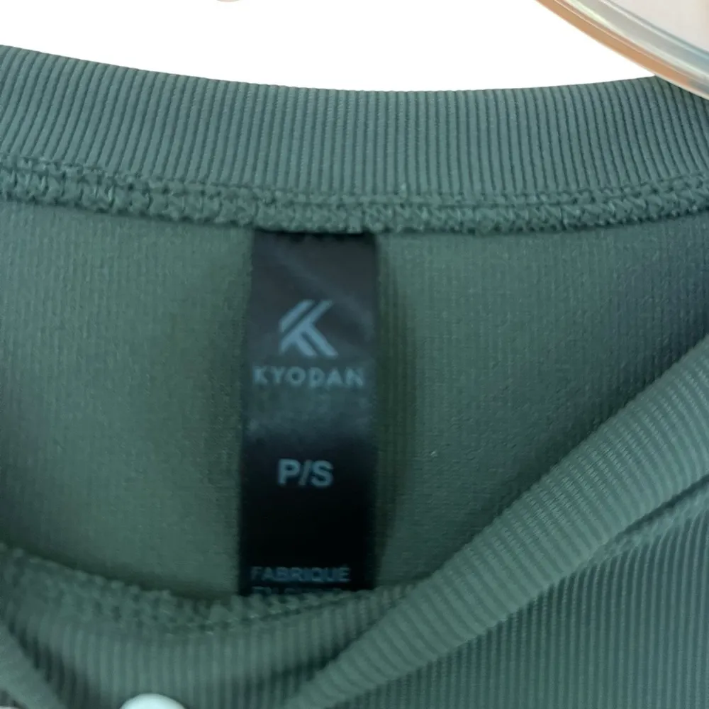 Kyodan Dark Green Long Sleeve Crop Top - Image 2