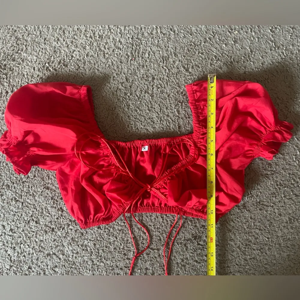 NWOT red cropped top with front tie and ruffle puff sleeve size small - Image 8