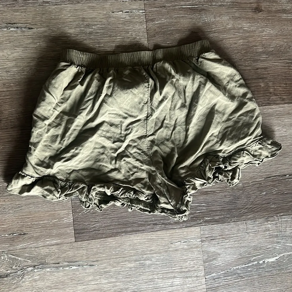 American Eagle Green Ruffle Drawstring Comfortable shorts - Image 3