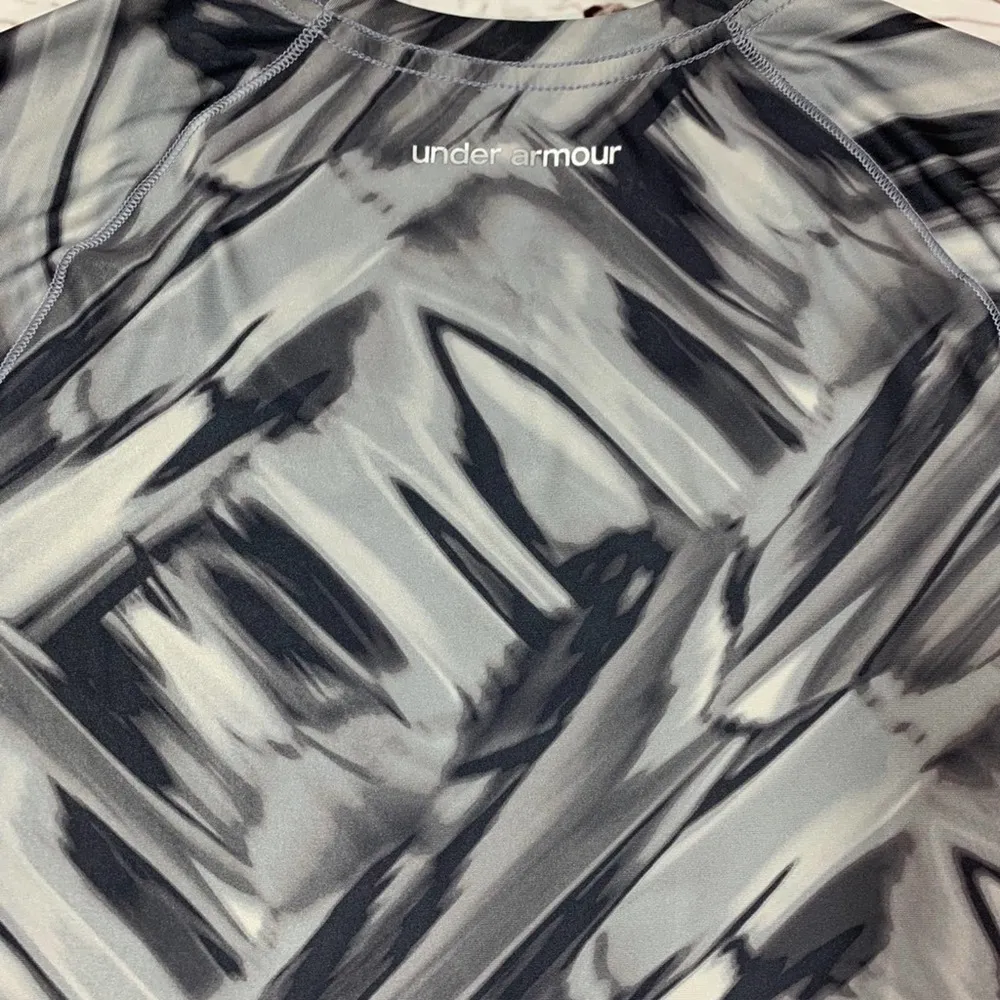 Under Armour  Gray Fitted Exercise Shirt Size Small - Image 97