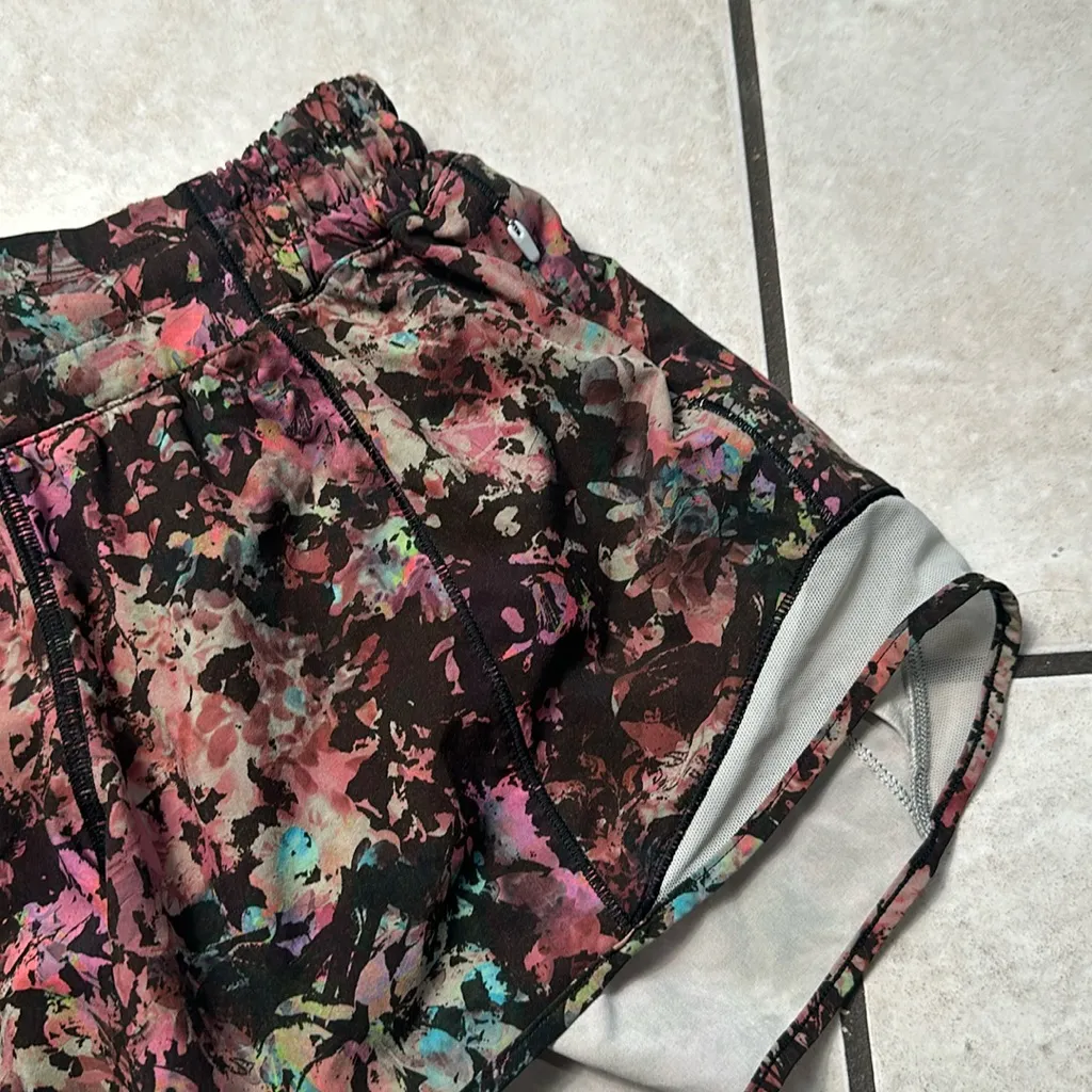 Lululemon Hotty Hot Shorts 4" Stencil Blossom Red Multi /‎ Sheer Blue - Image 4