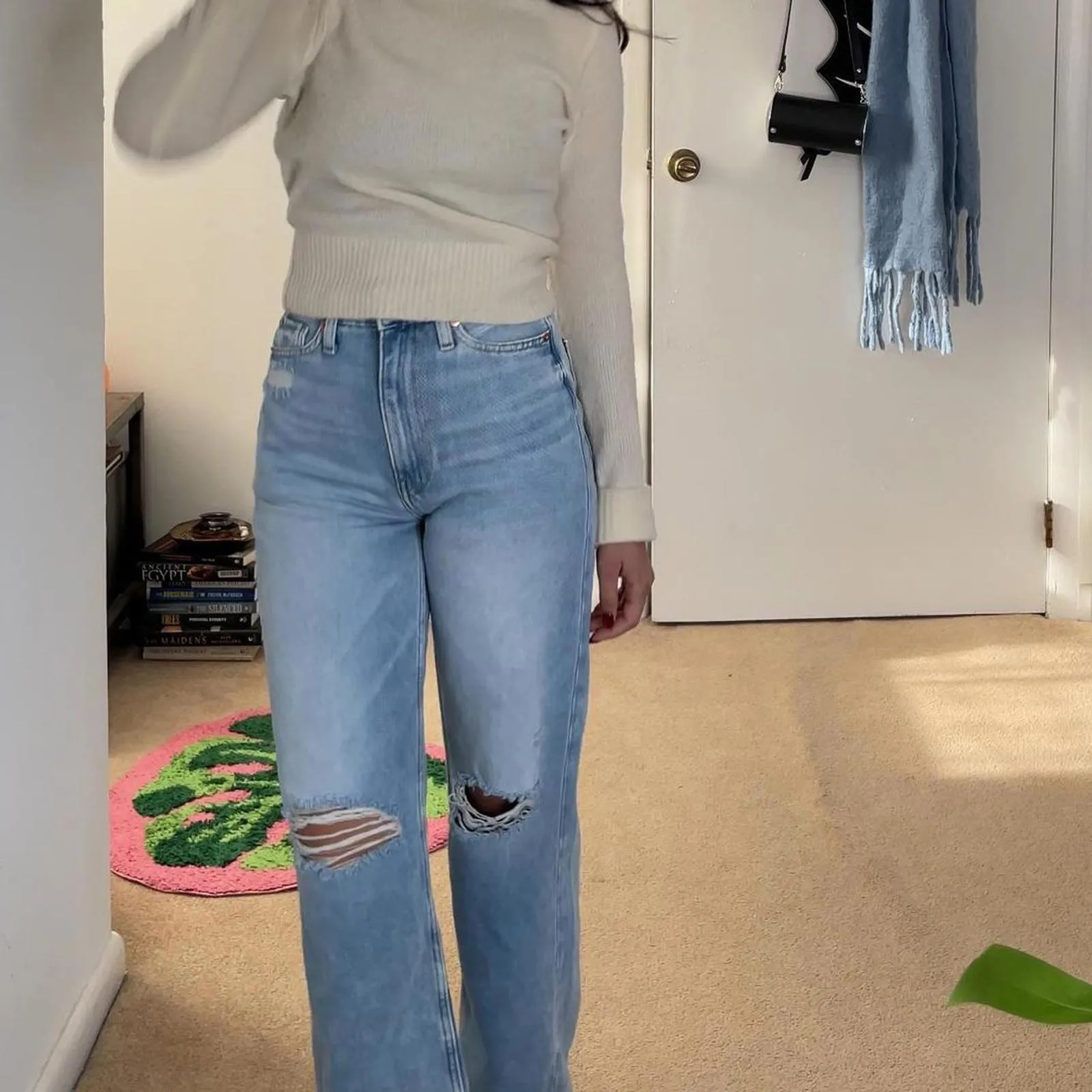 High-waisted, light-wash denim jeans with rips at the knees from h&m. size 2 - Image 3