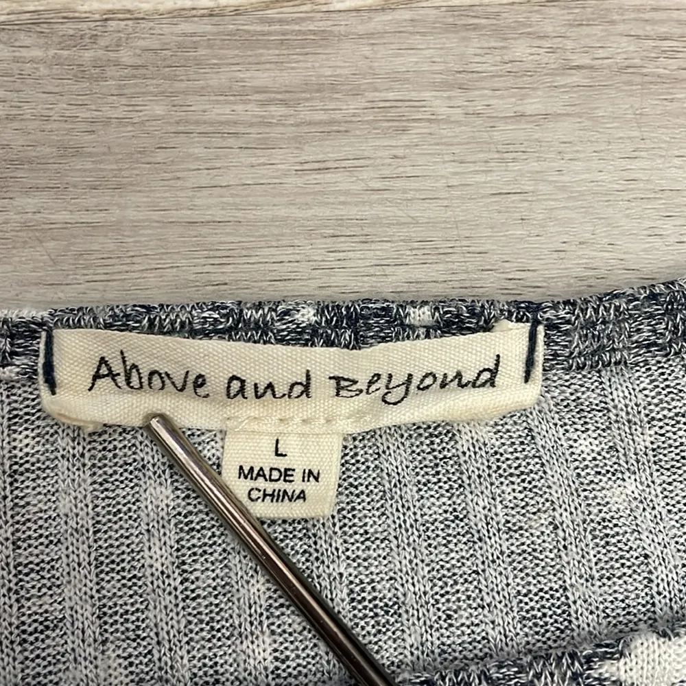 Blue & White Star Print Knit Short Sleeve Sweater Size L - Image 10