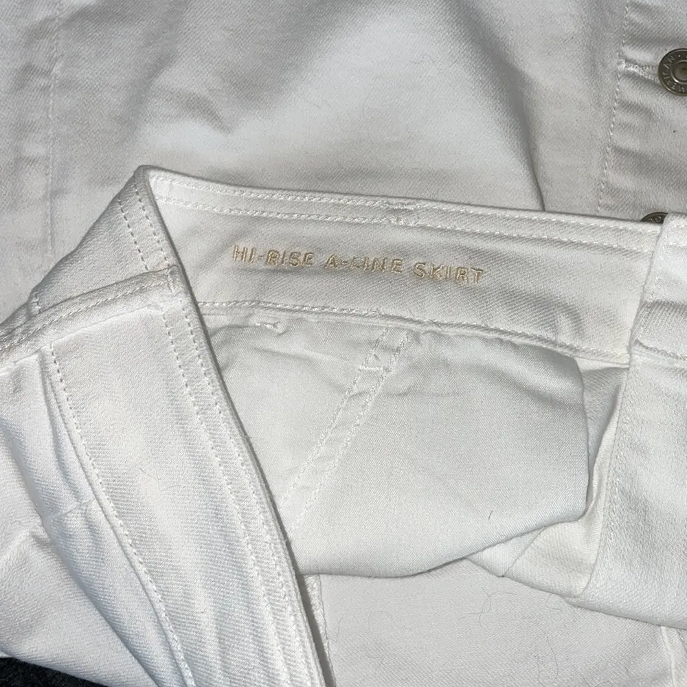 NWOT AMERICAN EAGLE OUTFITTERS WHITE BUTTON FRONT HI RISE A LINE MINI SKIRT - Image 5