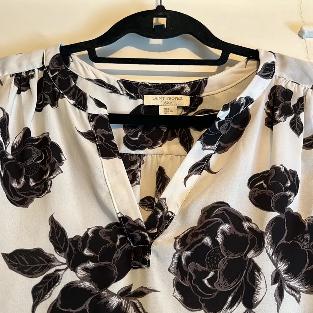 Saint Tropez West  | White & Black Floral V-Neck Flowy Tank Top Size Large - Image 2