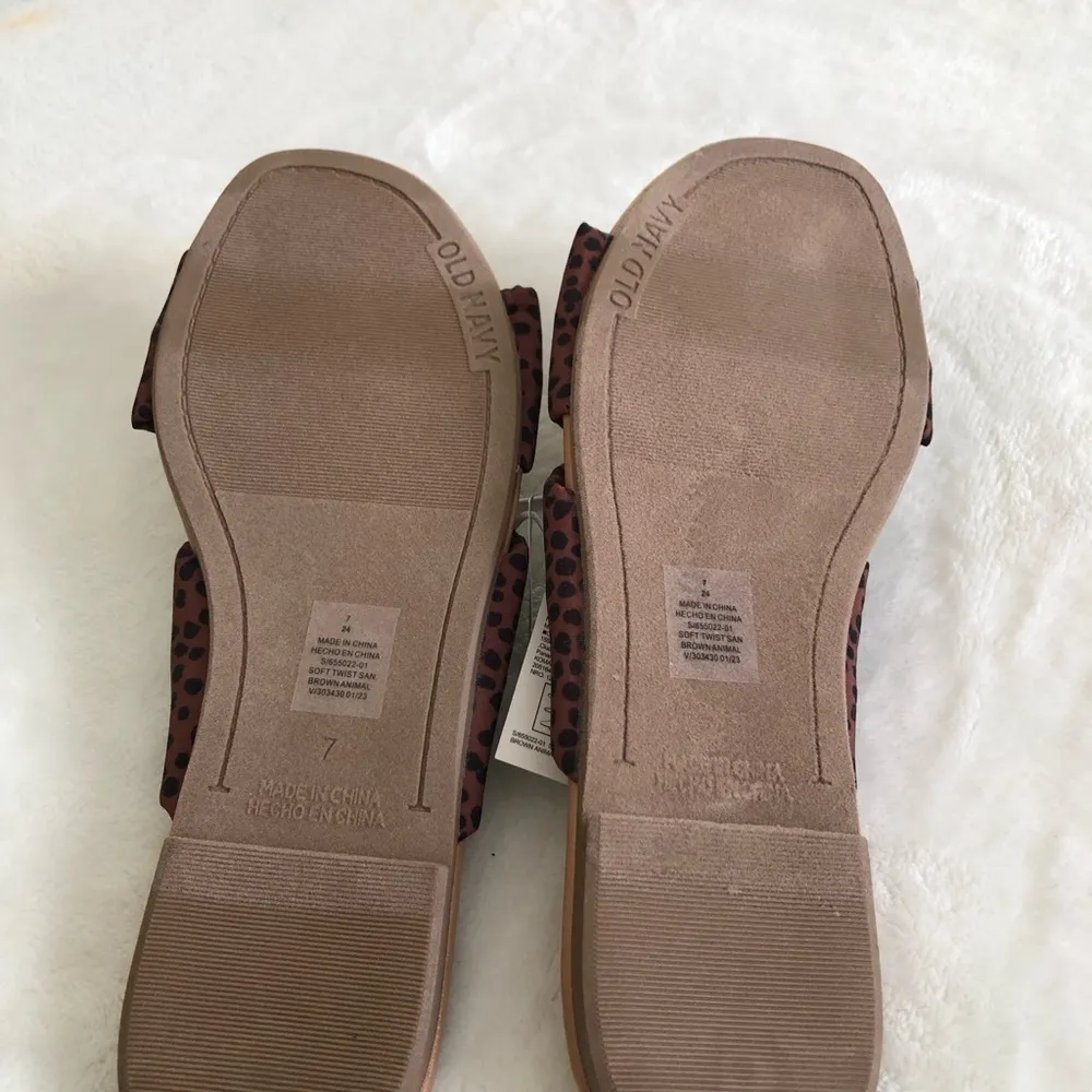 New old navy animal print twist flat sandals, women size 7 - Image 7