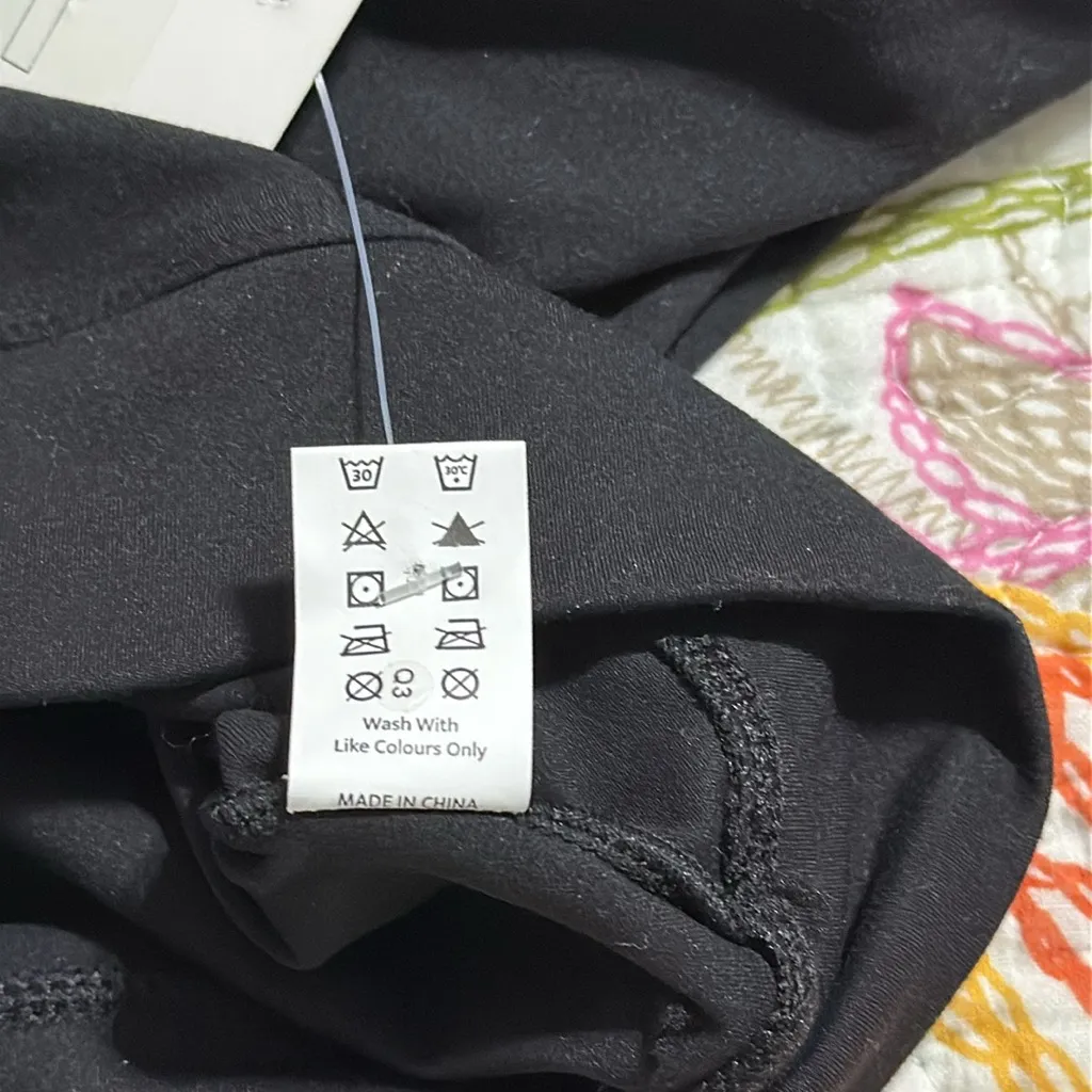 HALARA medium black cropped long sleeve thumb hole Crossover cropped yoga top - Image 10