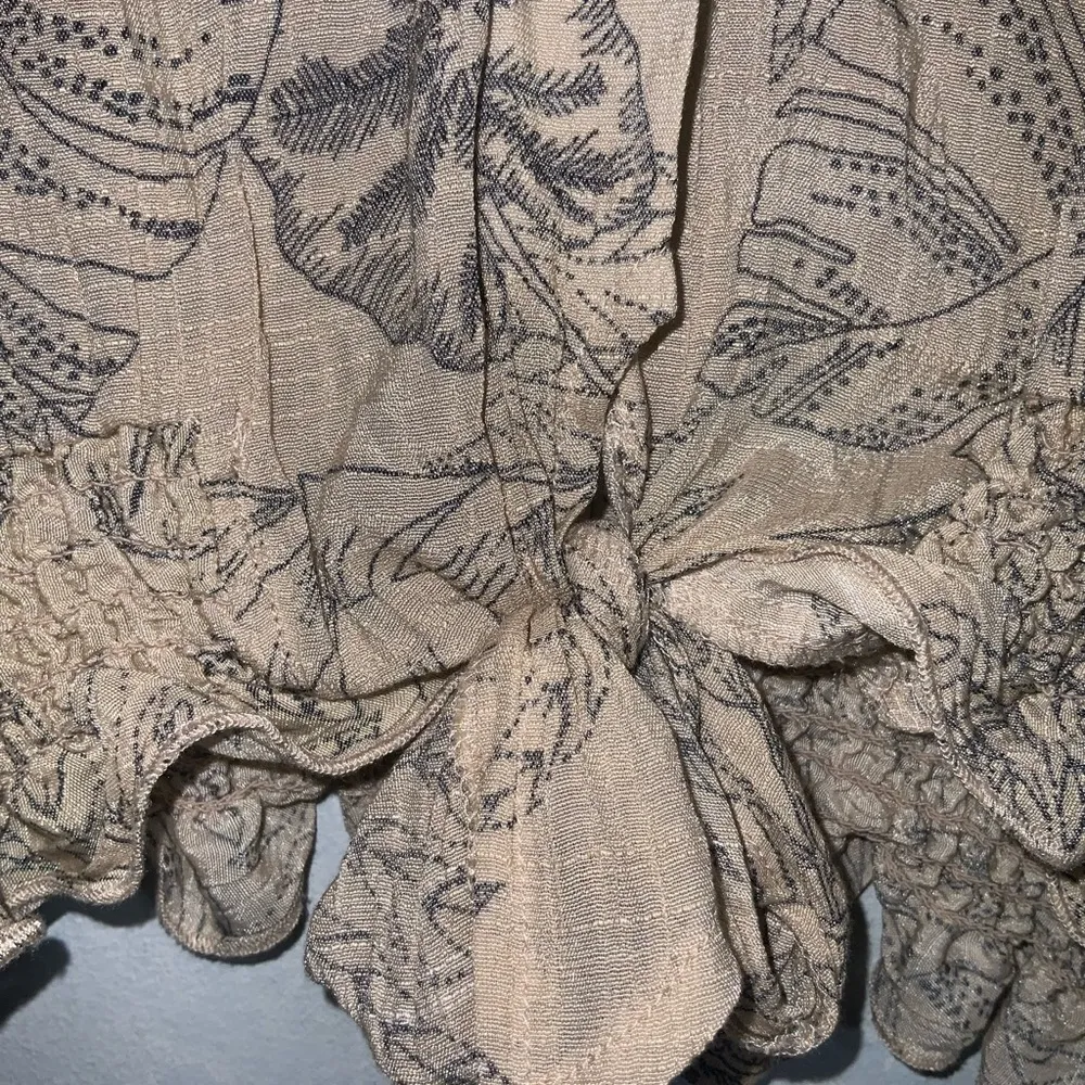 Olivia & Martin Tan Tropical Foliage Print Short Sleeve Tie Front V - Image 8