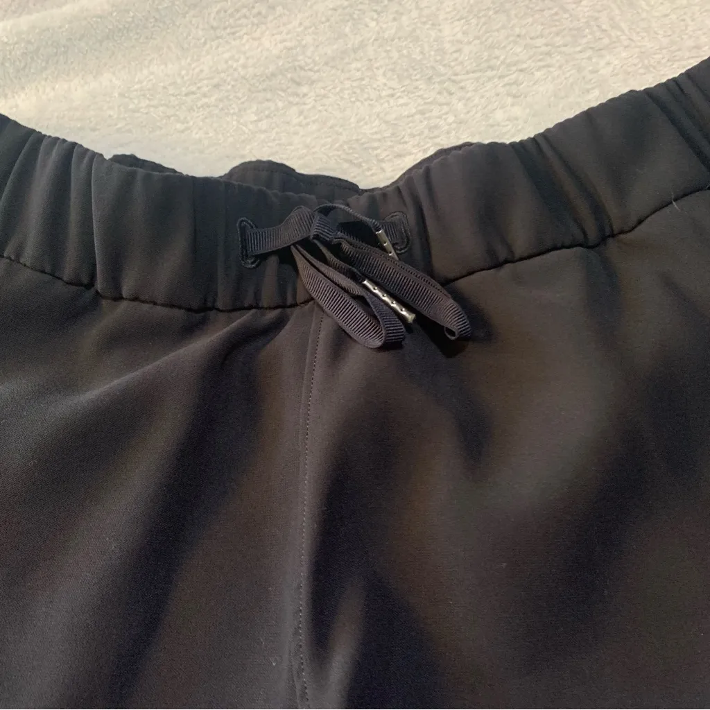 Lululemon size 8 on the fly 2.5 Classic Black Women's Athletic Shorts - Image 3