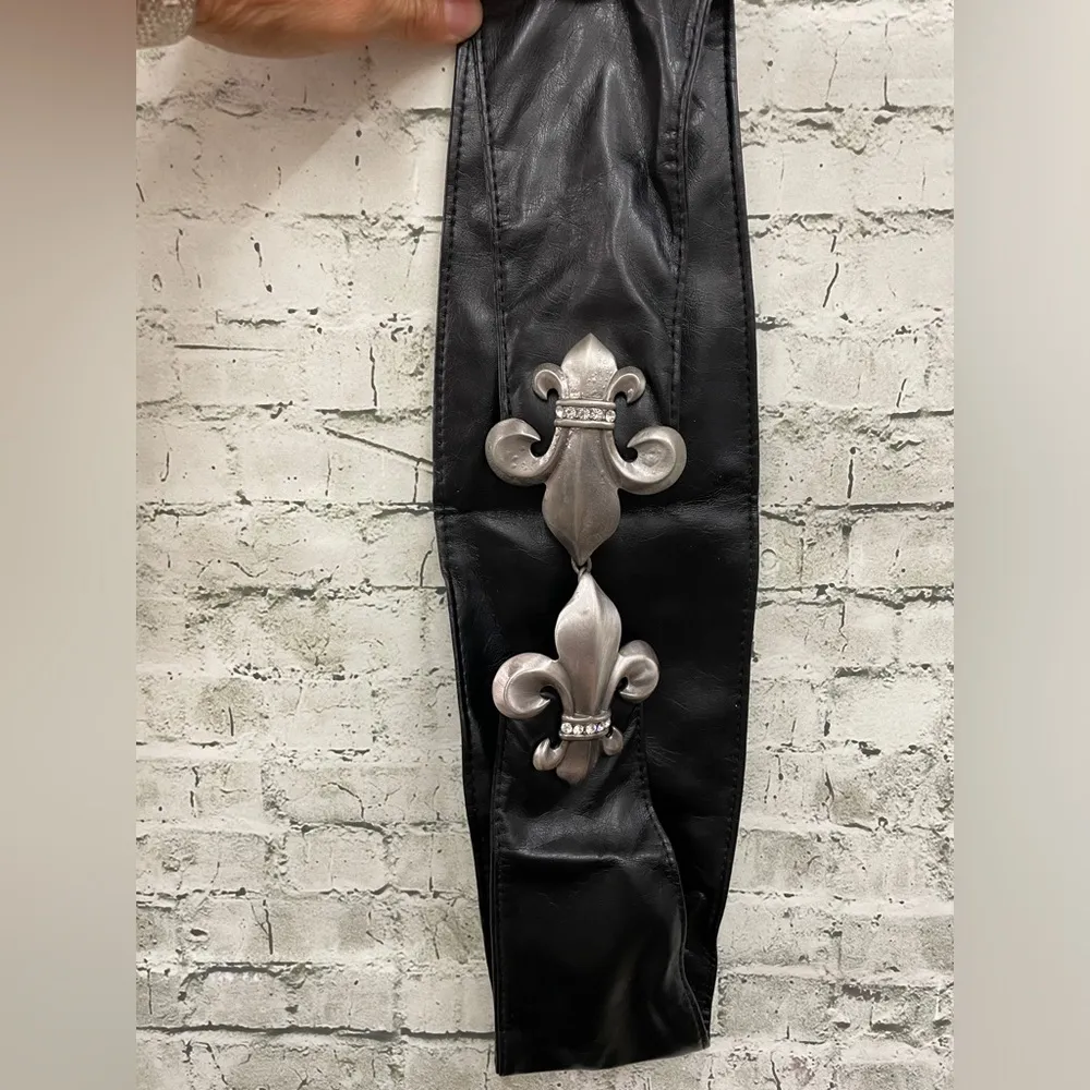 Black silver Fleur de Lis wide belt nwot - Image 2