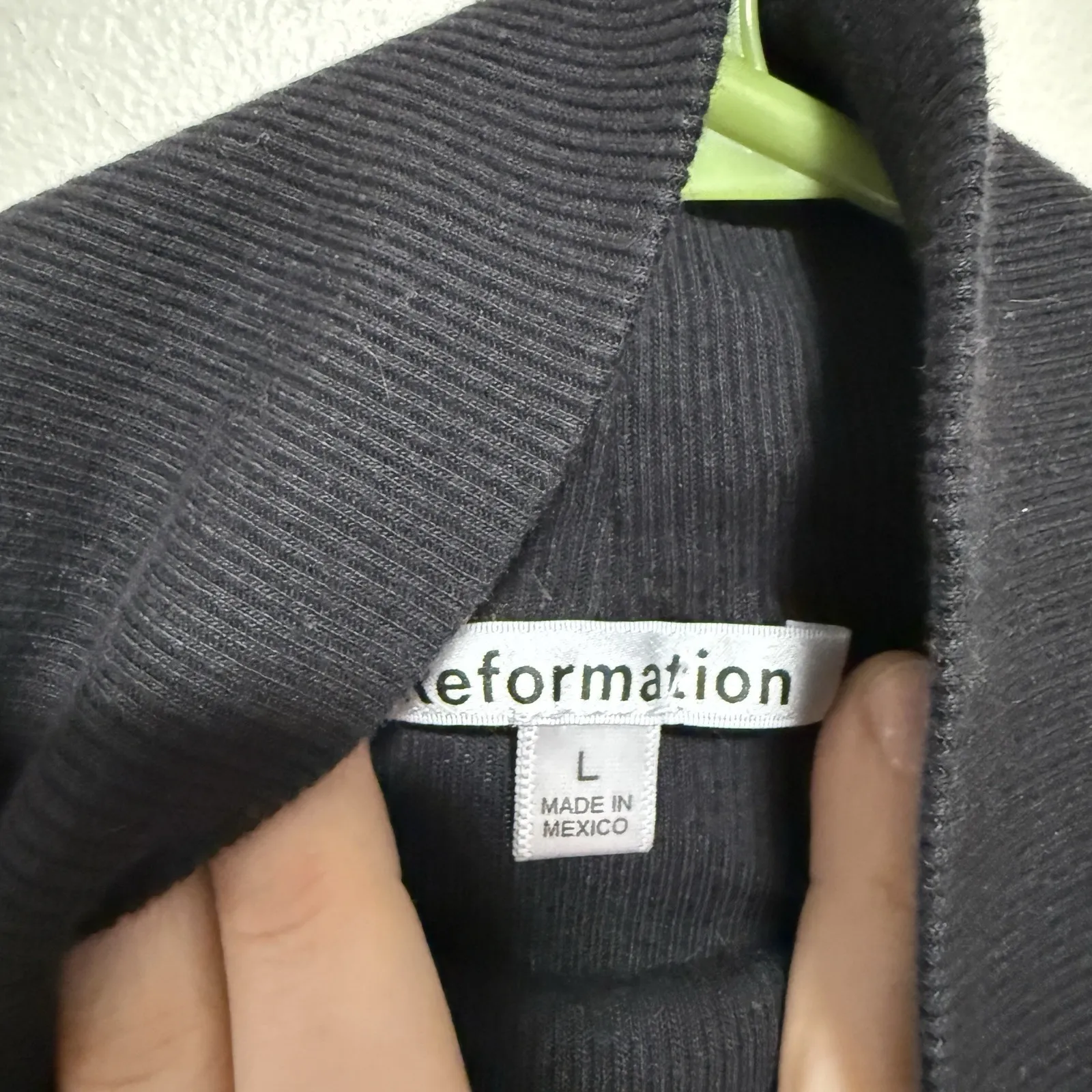 Reformation Davy Cropped Ribbed Turtleneck Tee in Black Size Large - Image 3