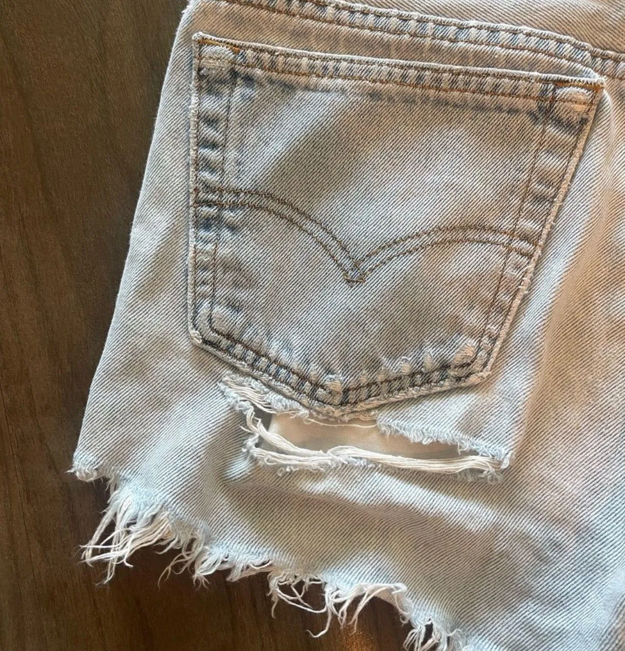 Levis denim light wash shorts - Image 10