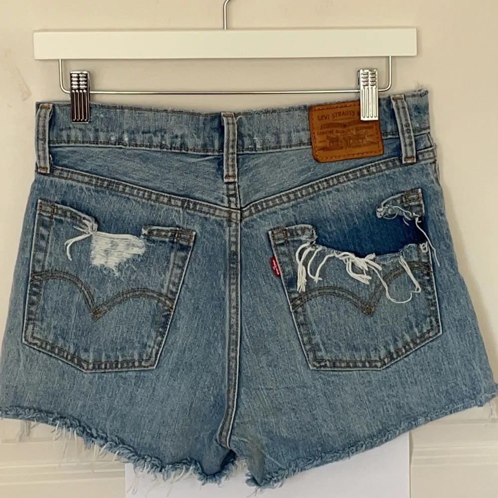 Levi’s Distressed Denim Wedgie Shorts 28 - Image 5