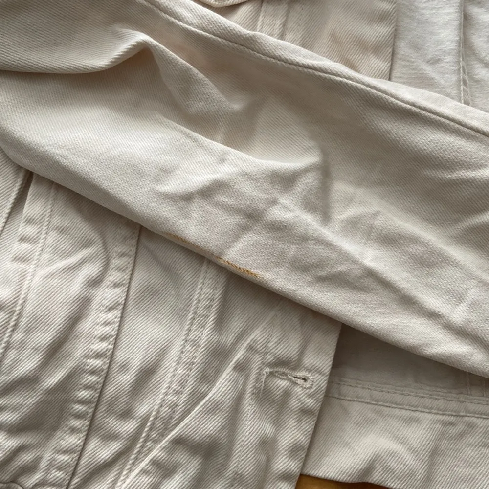 Free People  light cream colored jean jacket - Image 4