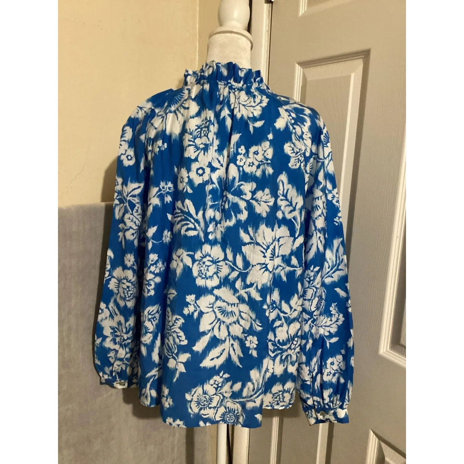 Zara Blouse Womens Large Blue White Floral Tie Neck Ruffle Collar Long Sleeve - Image 4