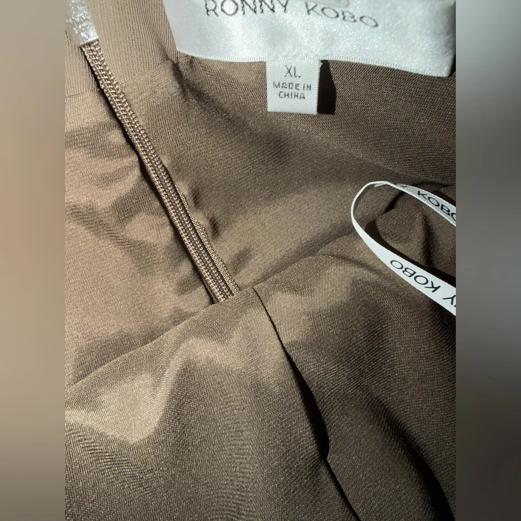 Lenox Gown
Ronny Kobo
$500 brown formal wedding party winter XL classic glam - Image 12