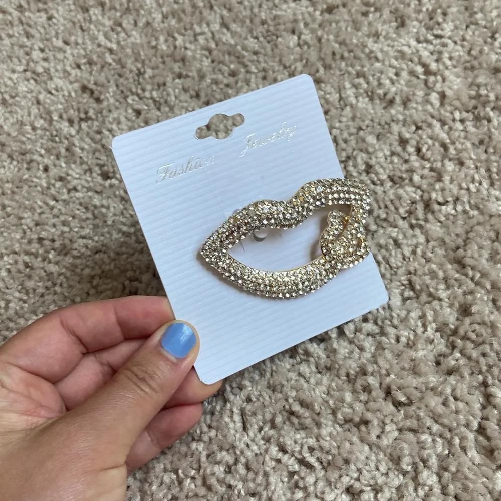 Bejeweled lip brooch pin Gold - Image 4