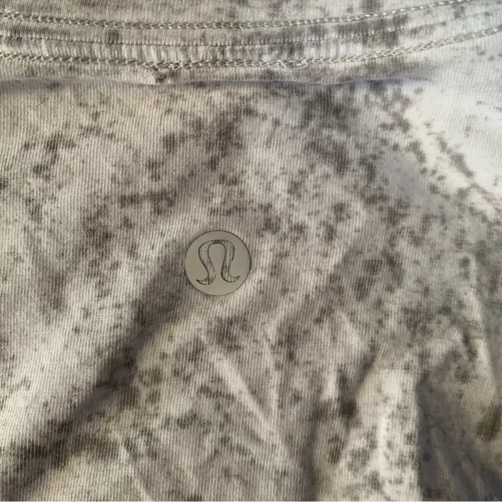 Lululemon size 10 White splat Opal T-Shirt short sleeve althetic - Image 3