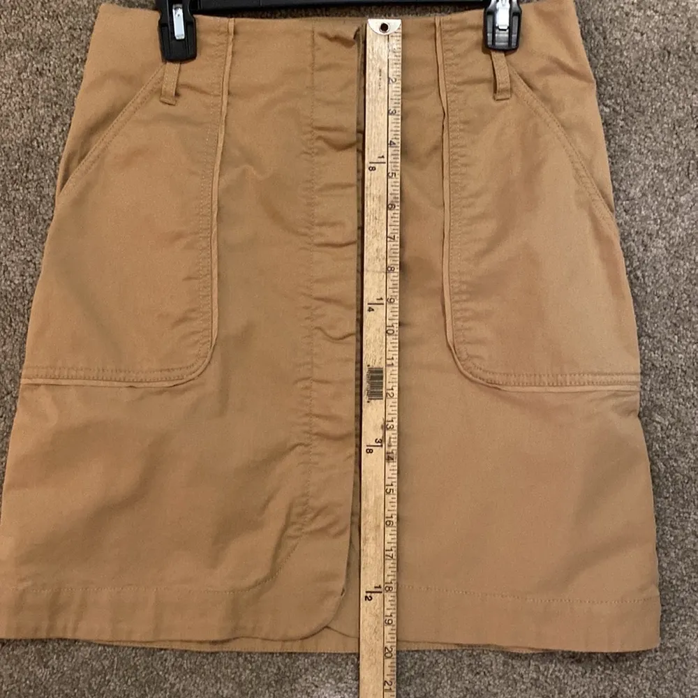 Loft ||Tan khakis skirt with pockets and buttons down front - Image 7
