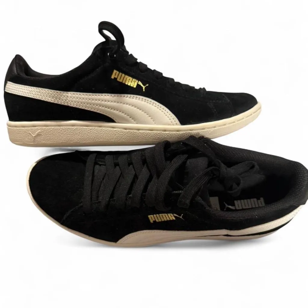 Puma Vikky, in a black and white colorway with gold logo detailing size 8.5 - Image 2