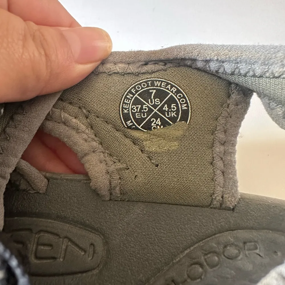 Keen Gray Black Outdoor Sandals size 7 - Image 3