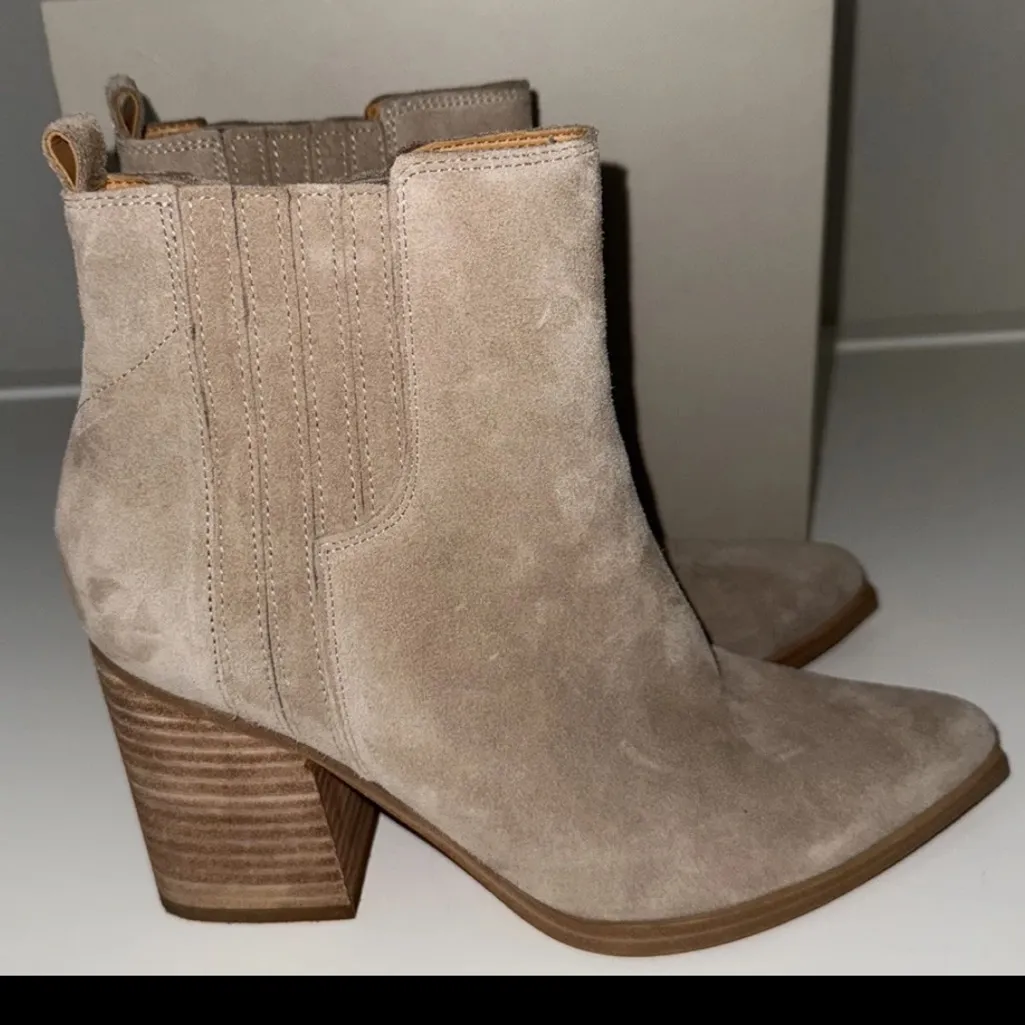 Marc Fisher ML Oshay Suede Boots Size 8 Taupe Beige Tan Light Grey - Image 2