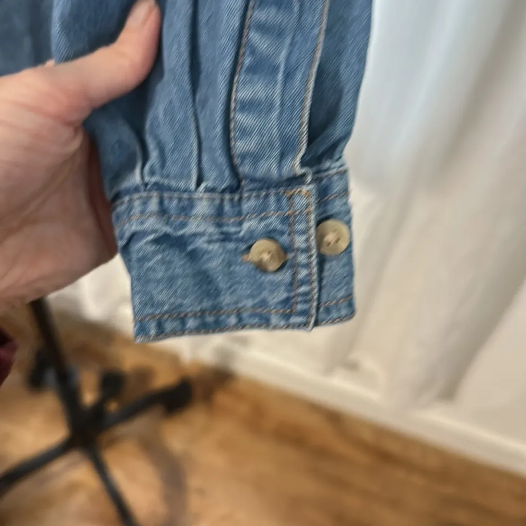 Cabin creek Vintage  embroidered chambray button down top - Image 4