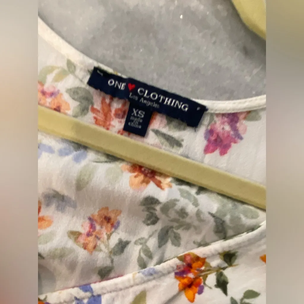 One Clothing Size XS White Floral Short Sleeve Wrap Front Tie Ruffle Hem Top - Image 6