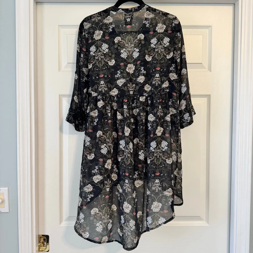 Torrid Outlander Chiffon Floral Babydoll Tunic Top Size 10 Black White - Image 2