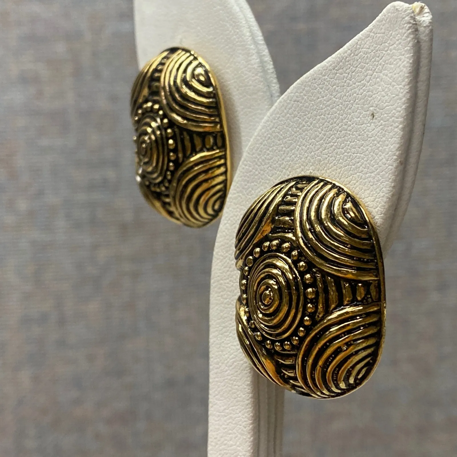 Unique Gold Tone Clip On Oval Earrings Tribal Design Geometric Textured Jewelry - Image 3