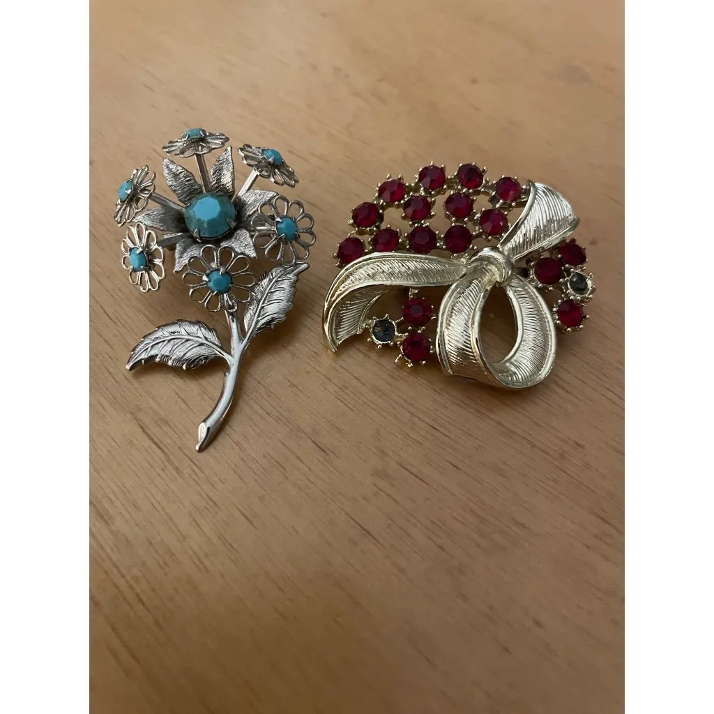 Bundle of 2 Vintage Brooches Flower Ribbon Faux Silver & Gold blue ruby red - Image 6