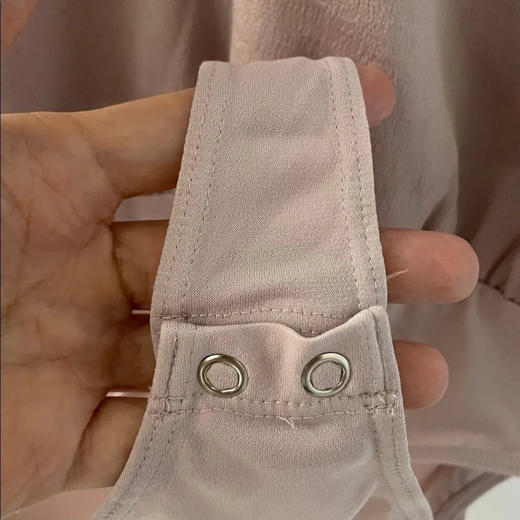 EXPRESS Crepe Sleeveless Cami Bodysuit Double V-Neck Thong Back in Mauve Size L - Image 10