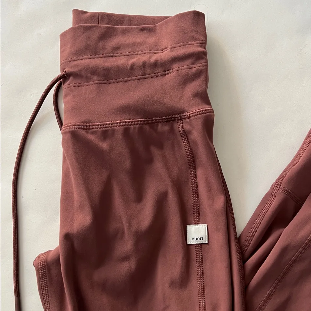 Vuori Daily Leggings in Copper Hazelnut Red 26" XS - Image 4