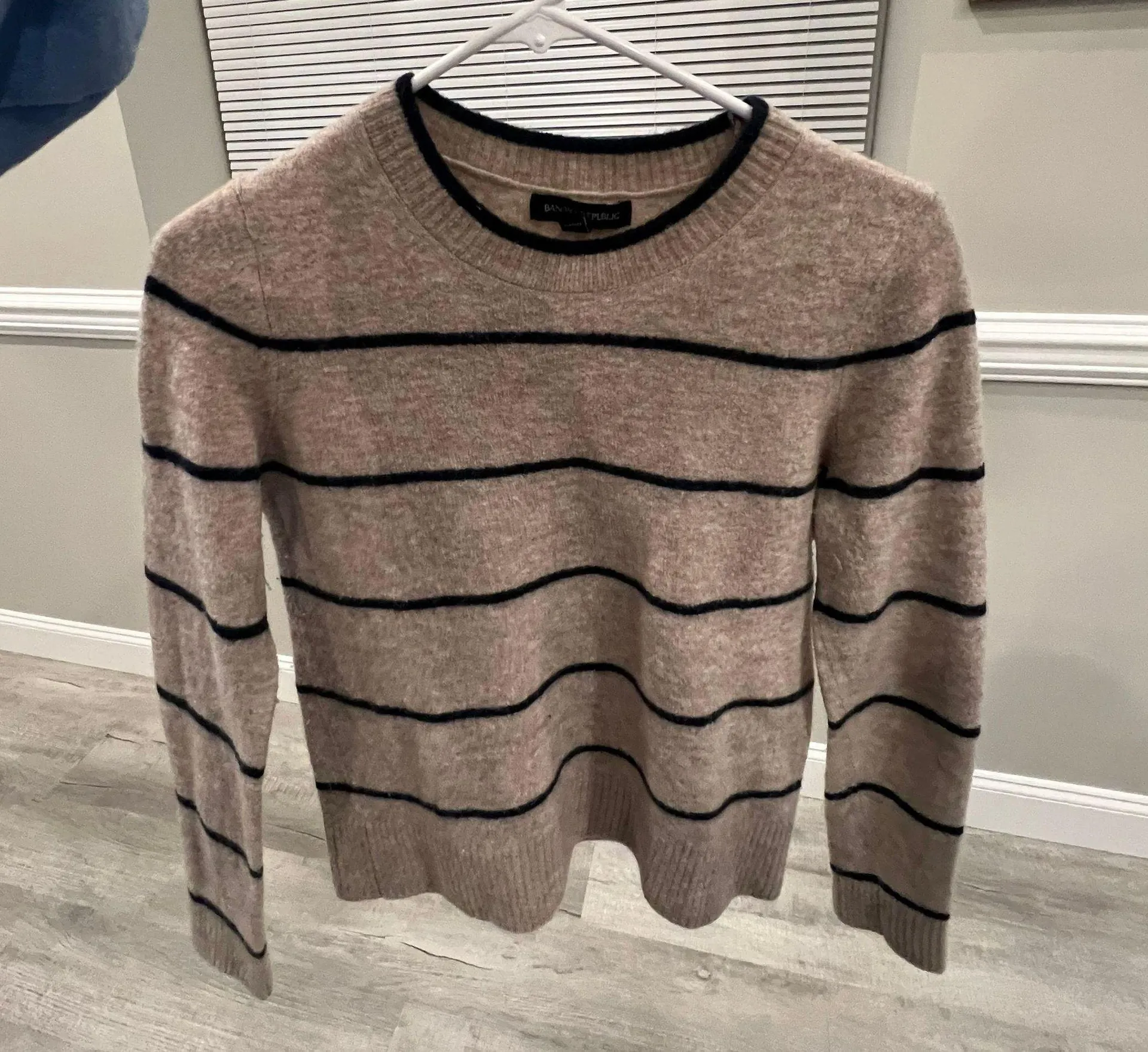 Banana Republic Sweater - Image 3