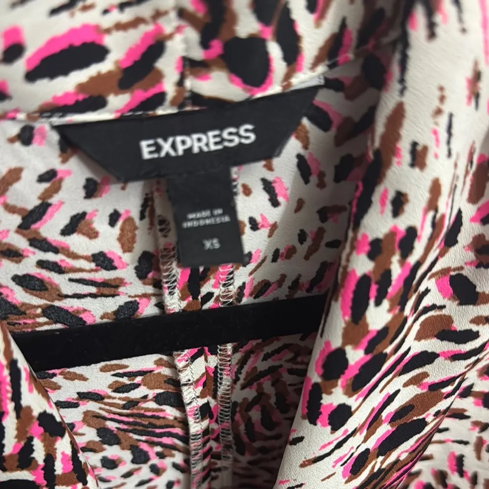 Express Women's Pink and Black Patterned Top - Image 3