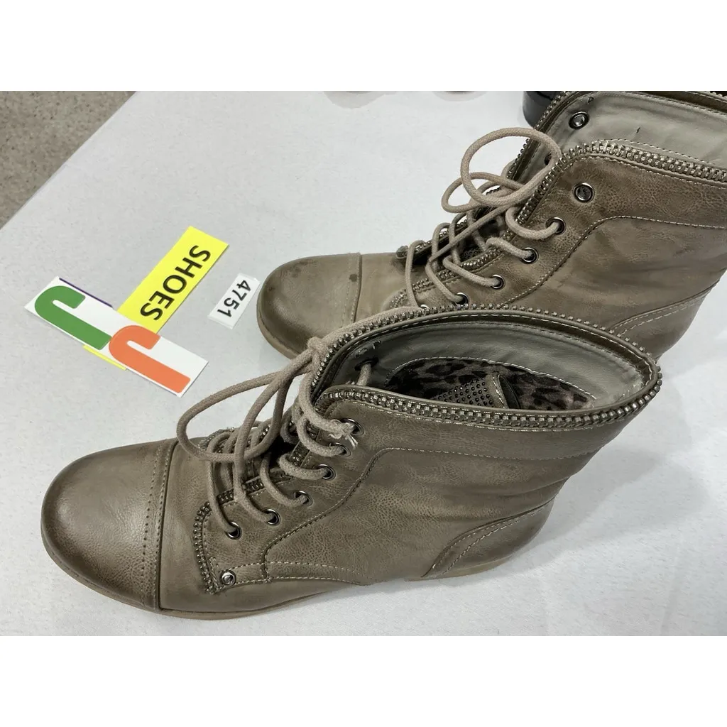 Womans Guess Combat Boots 8.5 M Taupe Lace Up Studs/zipper Accent Lug Heel - Image 3