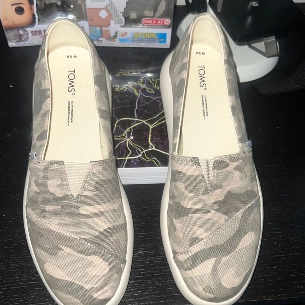 Toms camo Loafers Slip-Ons 9.5 - Image 3