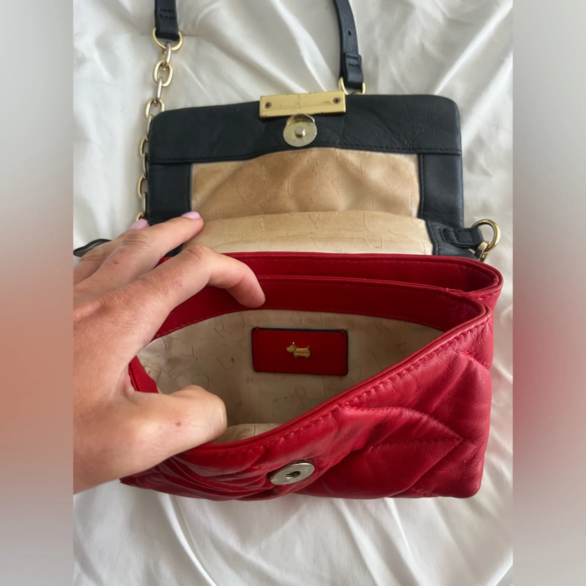 Rádley London Elegant Red and Black Quilted Women's Bag - Image 3