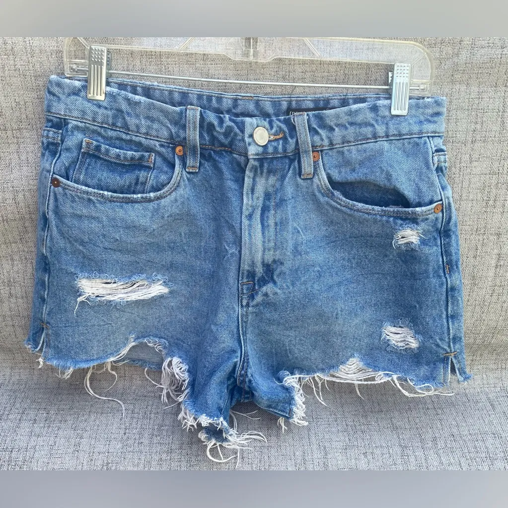 Size 29 BLANKNYC The Barrow distressed denim shorts high rise. #distresseddenim - Image 3