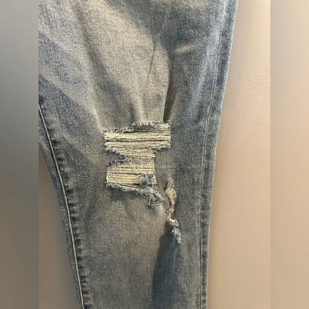Seven 7 distressed denim jeans Size 8 inseam 25 inches New with sticker - Image 3