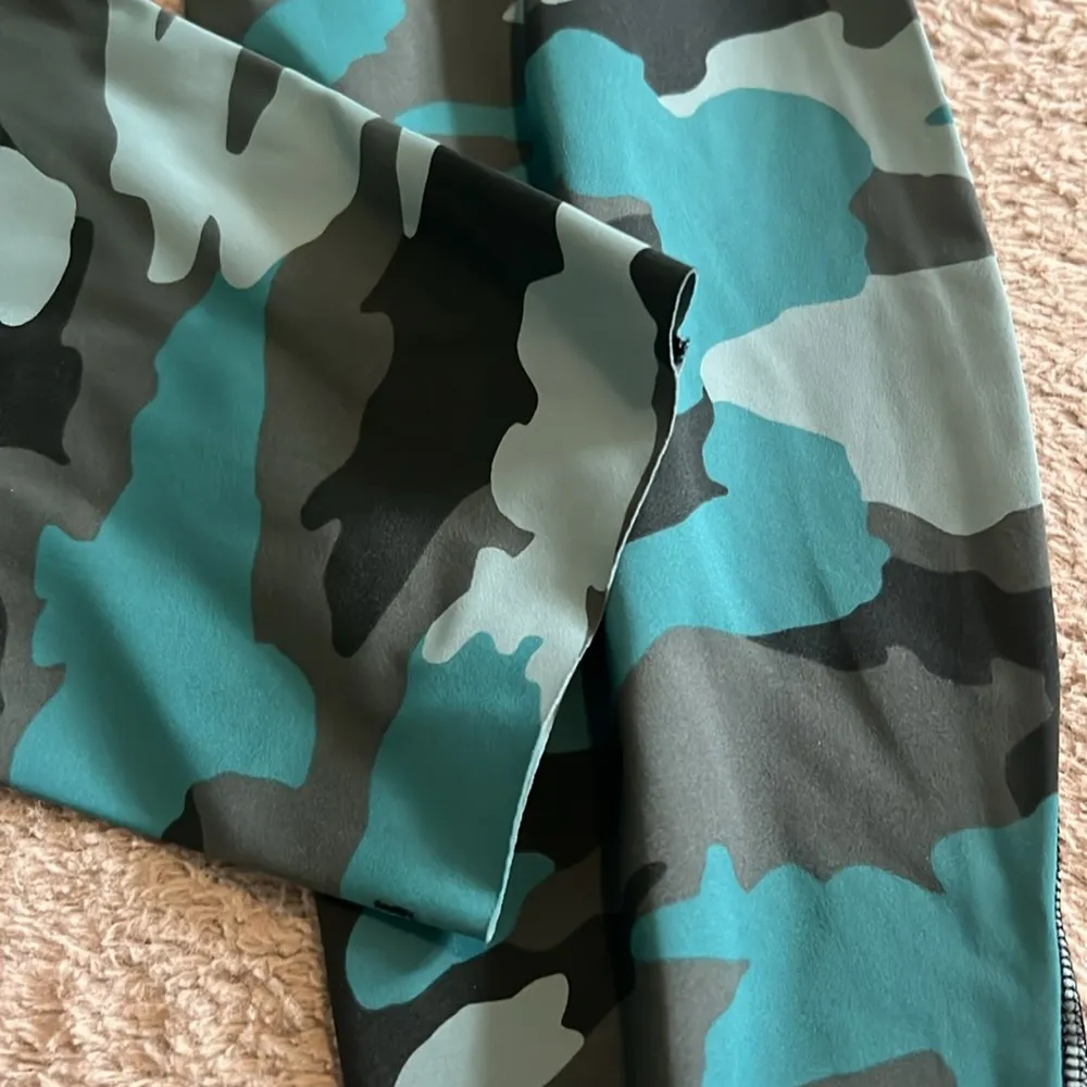 Base Pace HR legging 25” Color: Heritage Camo Tidewater Teal 10 NWOT - Image 8