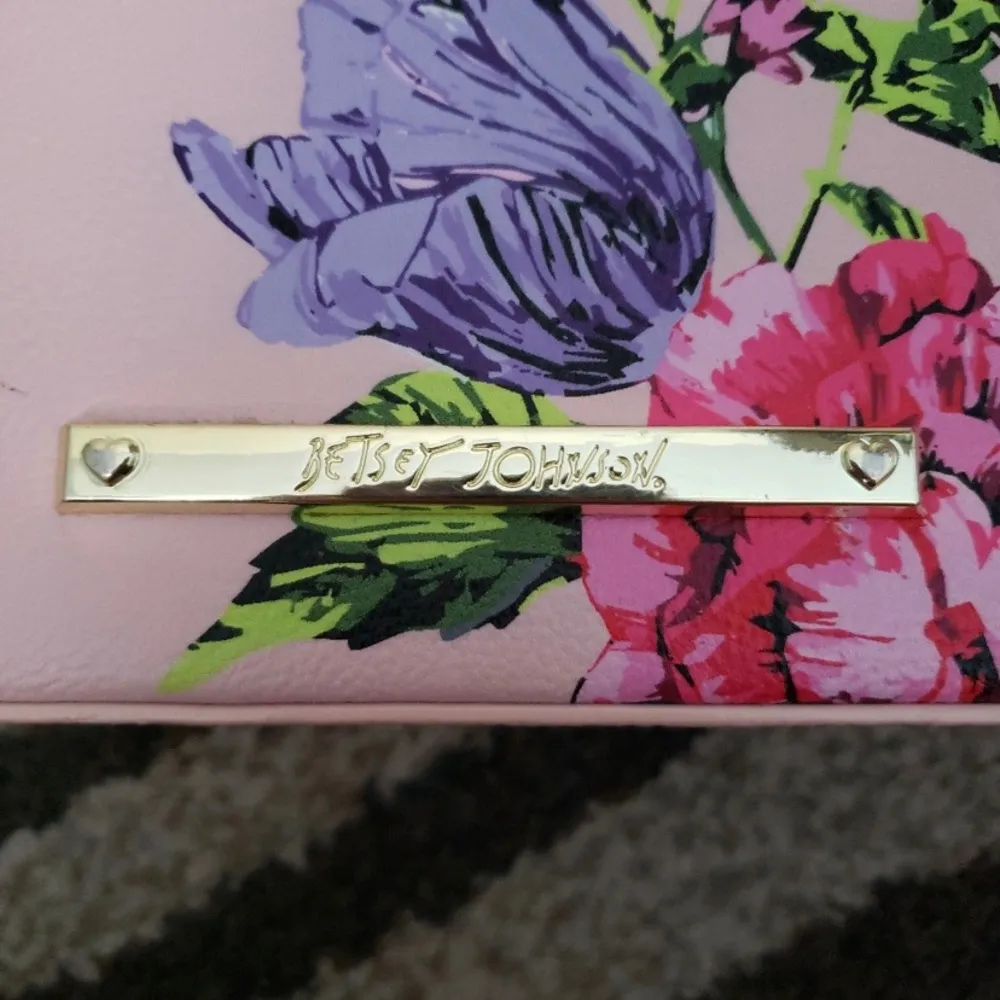 Betsey Johnson crossbody purse - Image 3