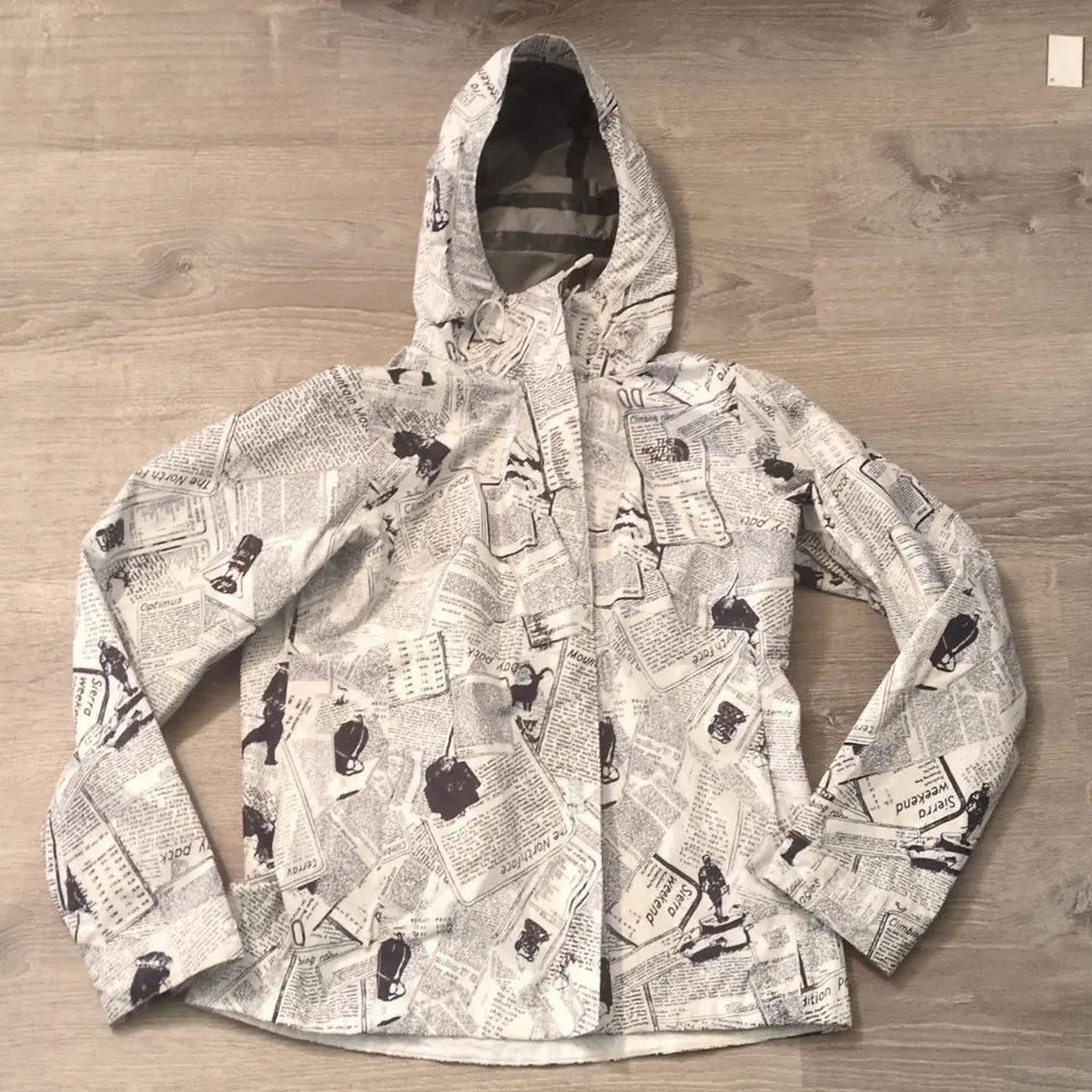 The North Face limited edition Berrien Jacket Newspaper Print Hooded size small - Image 2