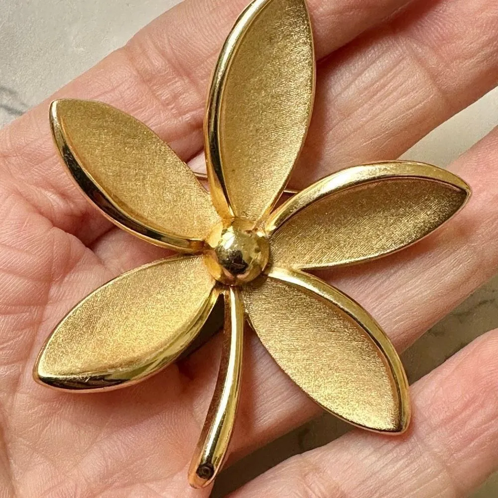 Vintage crown Trifari flower brooch - Image 2