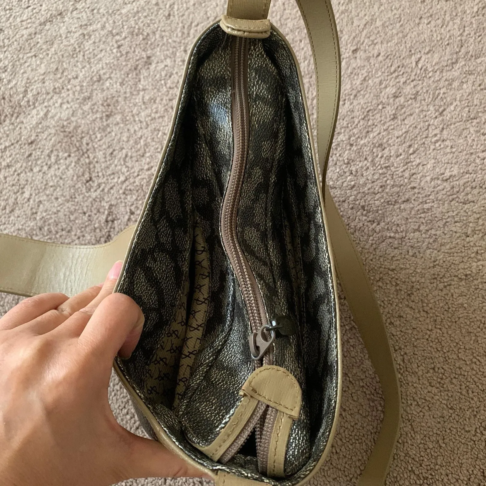 Authentic Yves Saint Laurent Vintage Women's Logo Shoulder Crossbody bag - Image 5