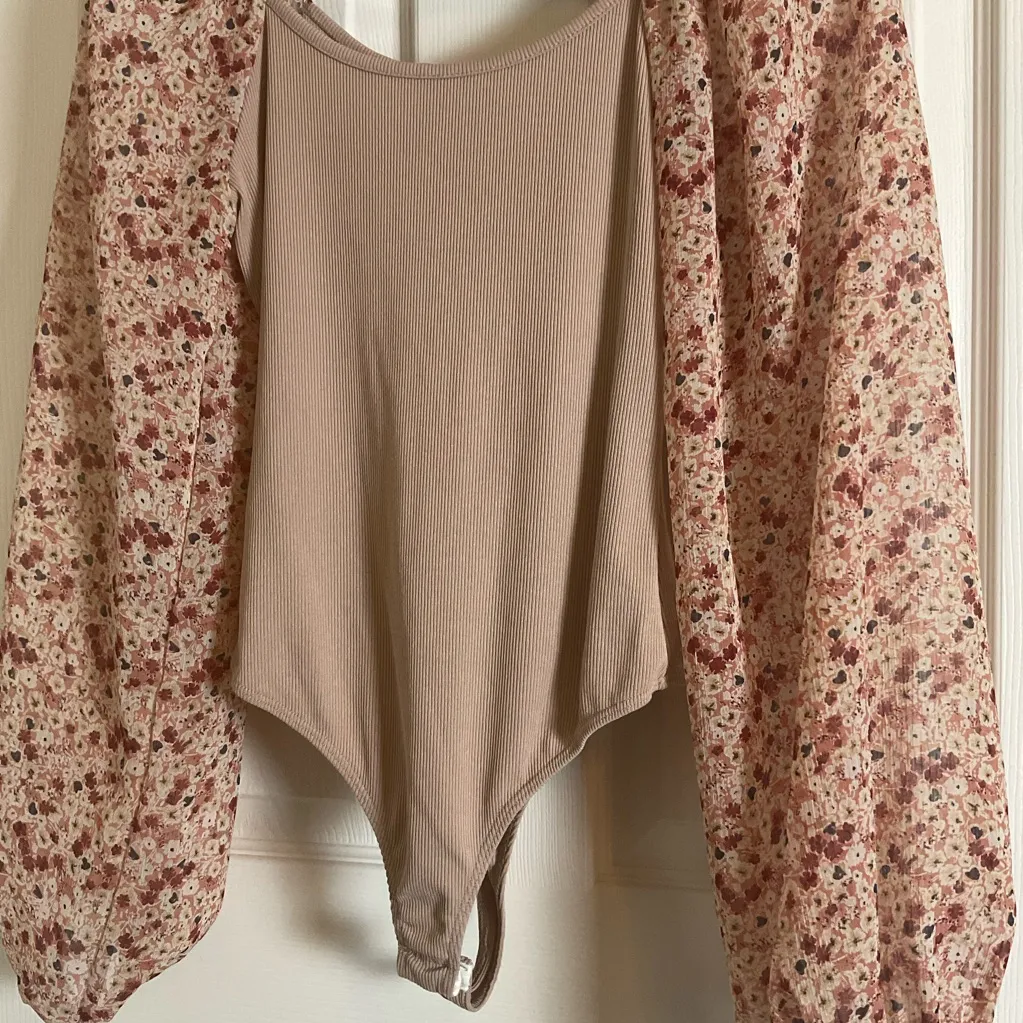 Saints & Hearts Ribbed body suit in taupe with floral puff sleeves Tan Size undefined - Image 4